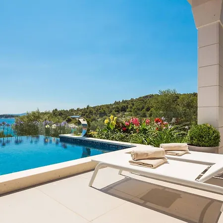 Luxury Seafront Blue Heaven Ciovo With Pool Трогір