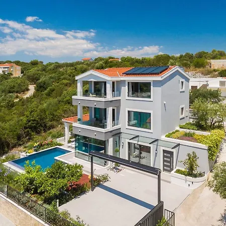 Luxury Seafront Blue Heaven Ciovo With Pool Вілла Трогір